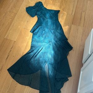 One shoulder dot print ruffle dress